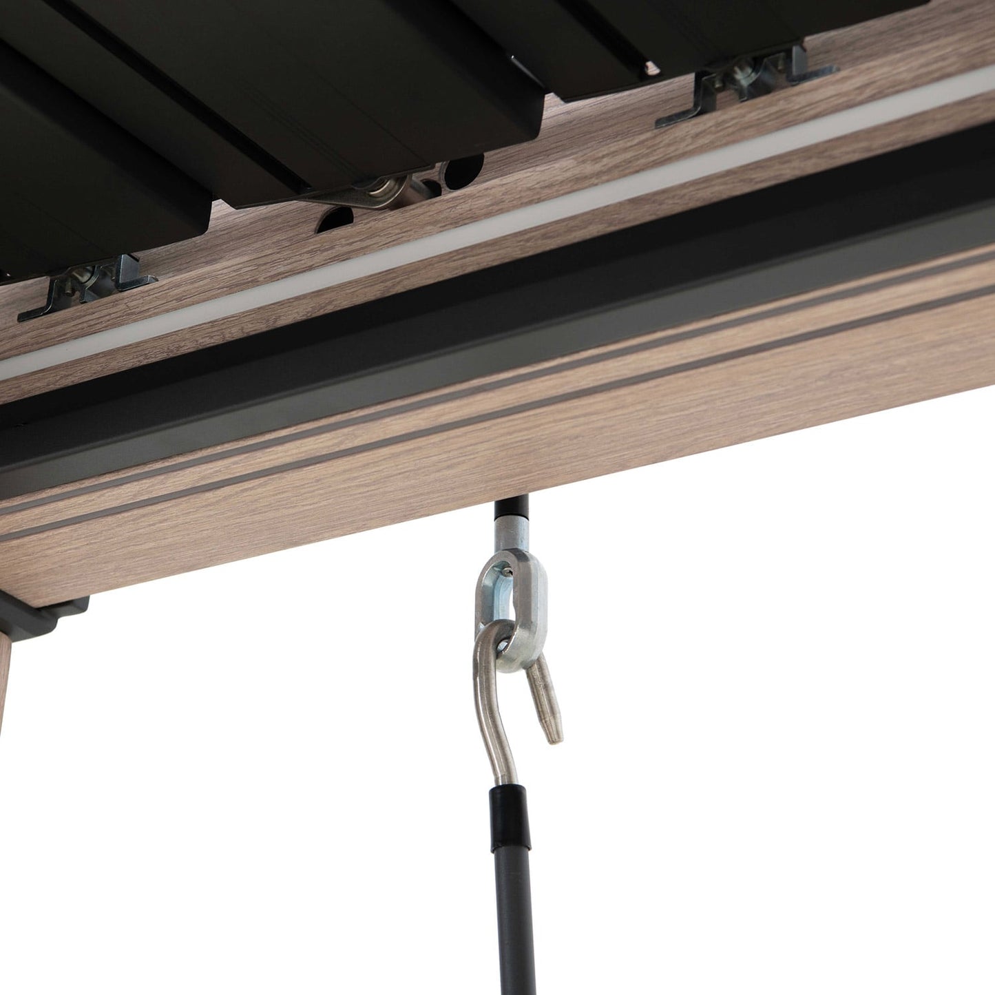 Pergola_pavėsinė_su_lamelių_stogu