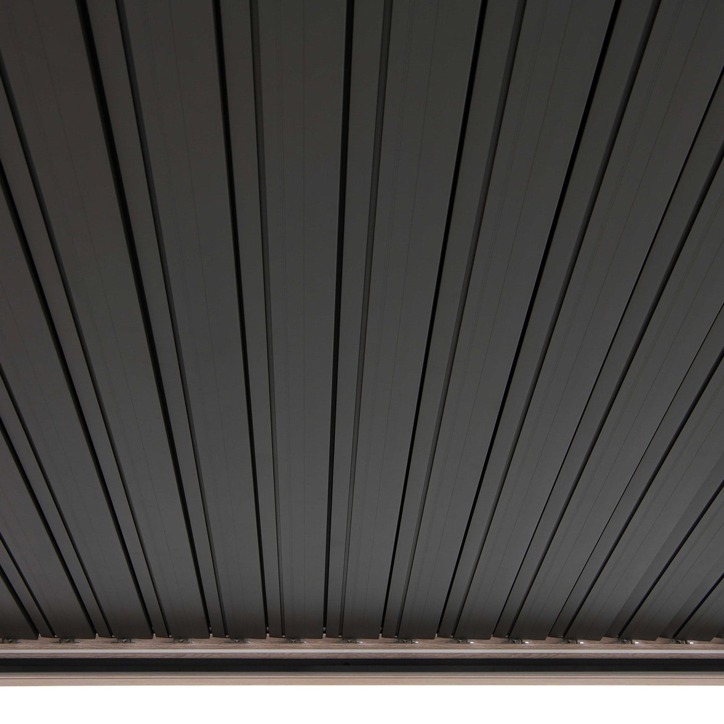 Pergola_pavėsinė_su_lamelių_stogu