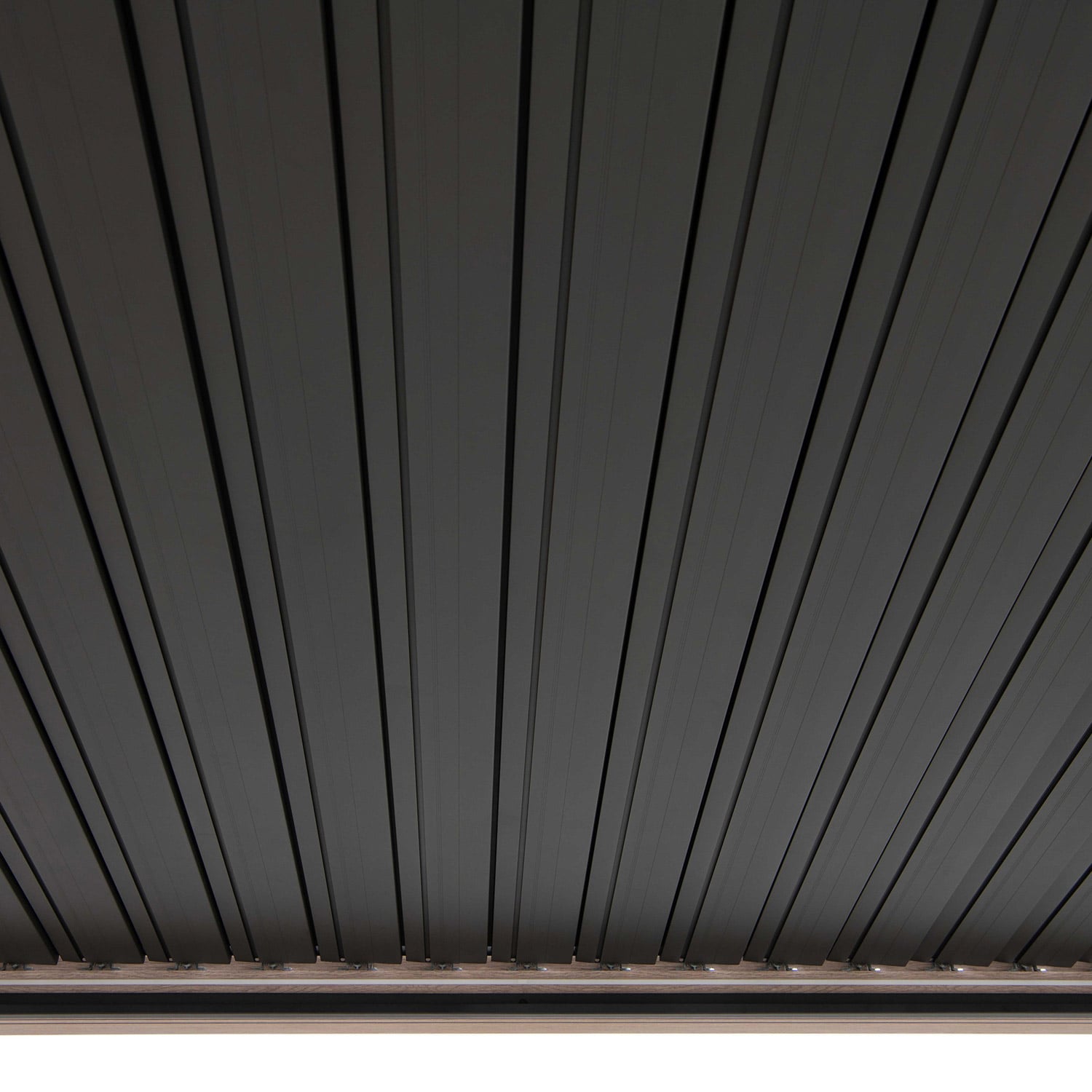 Pergola_pavėsinė_su_lamelių_stogu