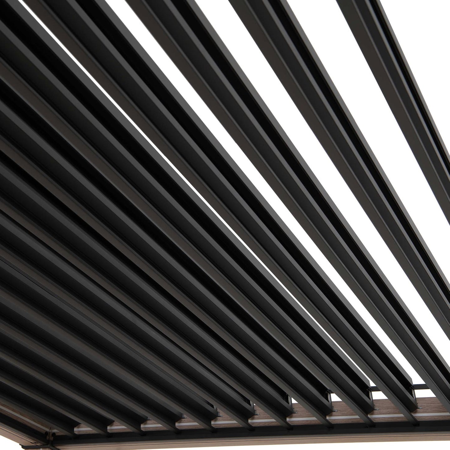 Pergola_pavėsinė_su_lamelių_stogu