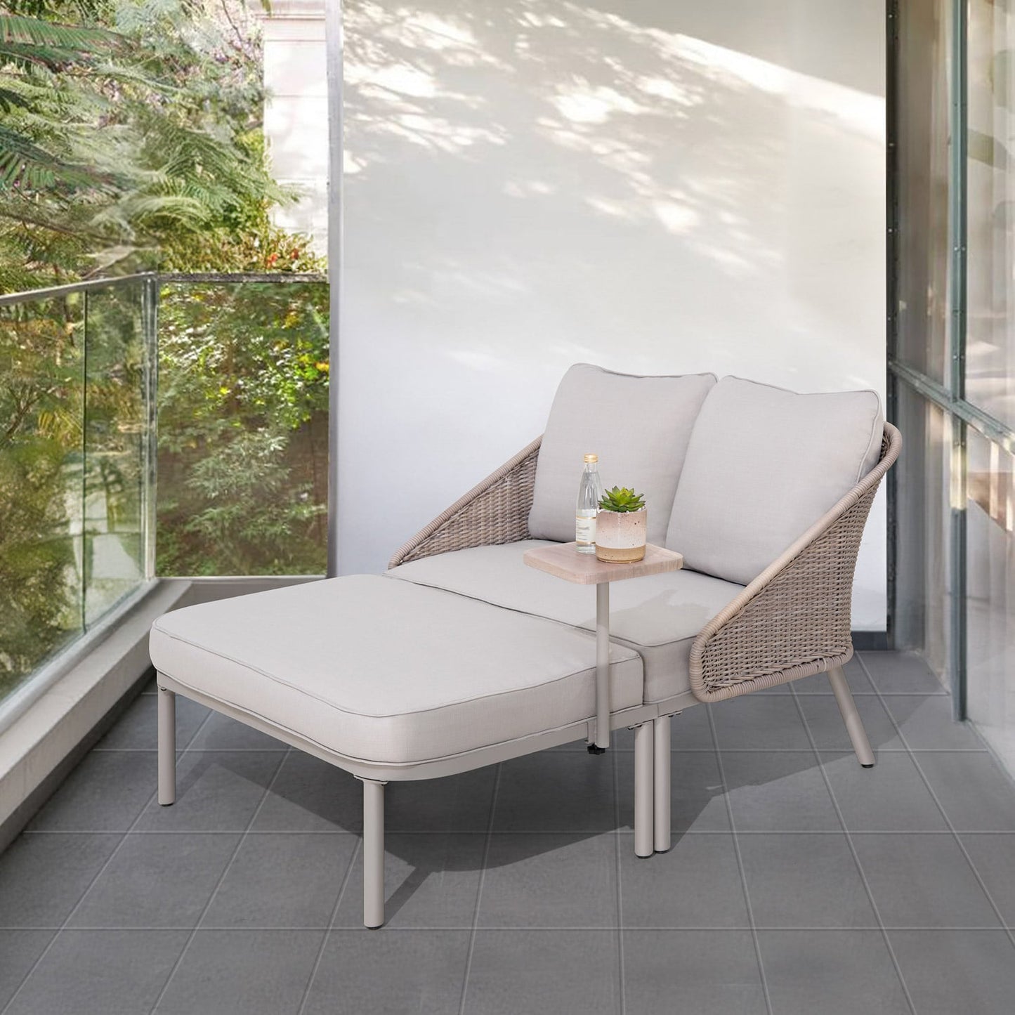 Pilka sofa - gultas Porto, balkone