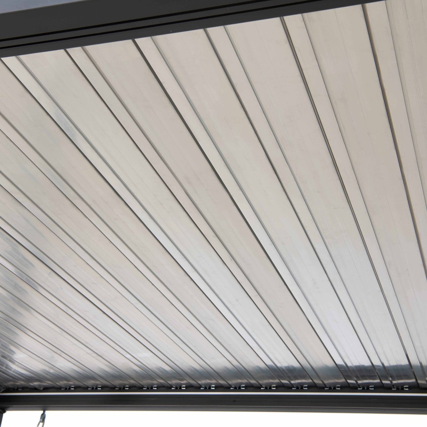 Pergola pilkos spalvos